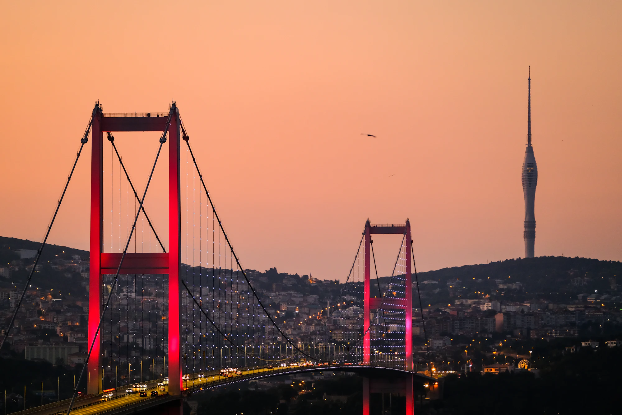 Gün batımında Boğaz köprüsü ve Çamlıca Kulesi