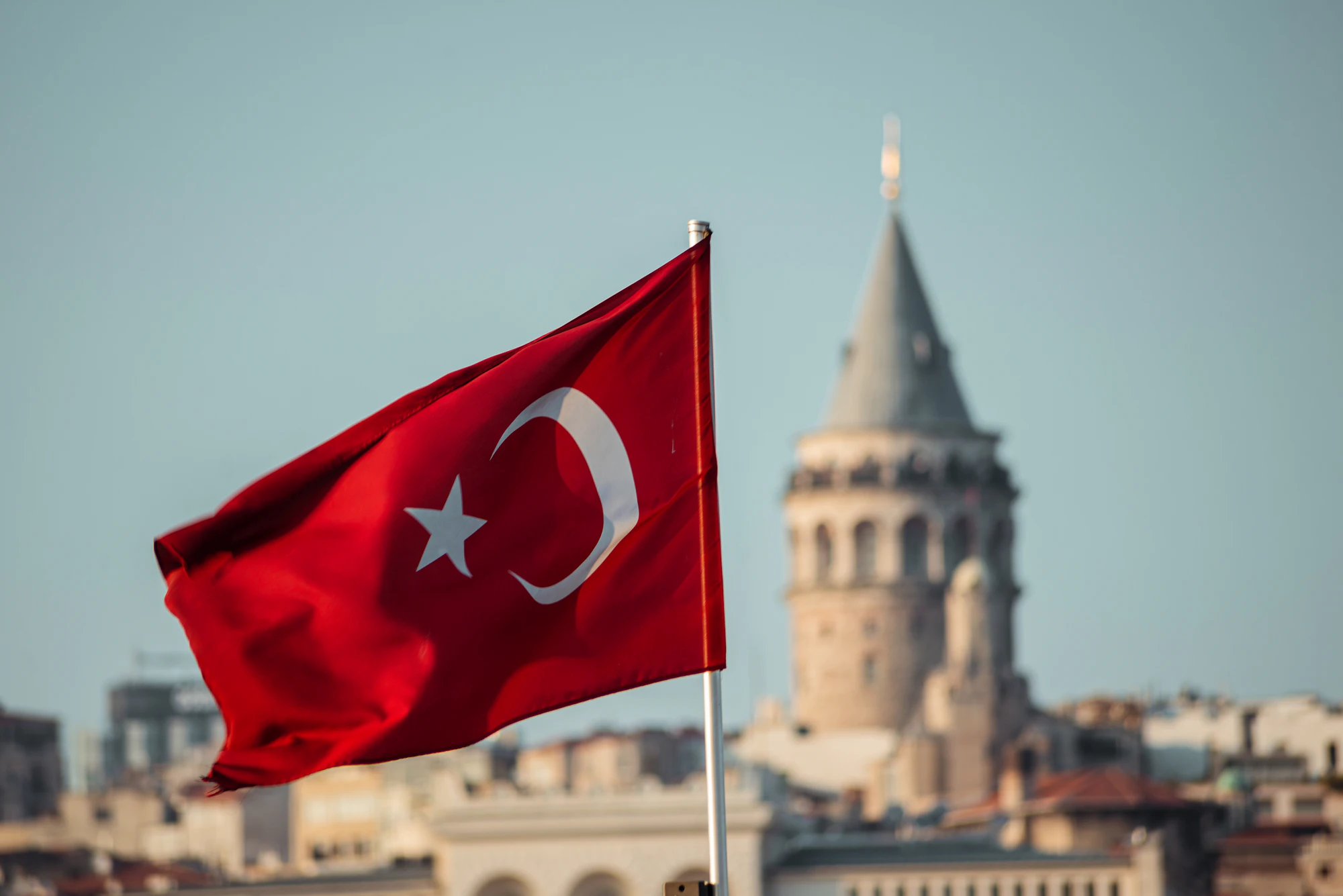 Galata Kulesi önünde dalgalanan Türk bayrağı